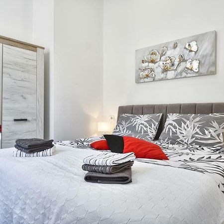 Apartment 20M From Arena Pula Buitenkant foto