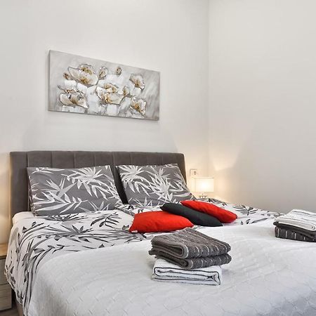 Apartment 20M From Arena Pula Buitenkant foto