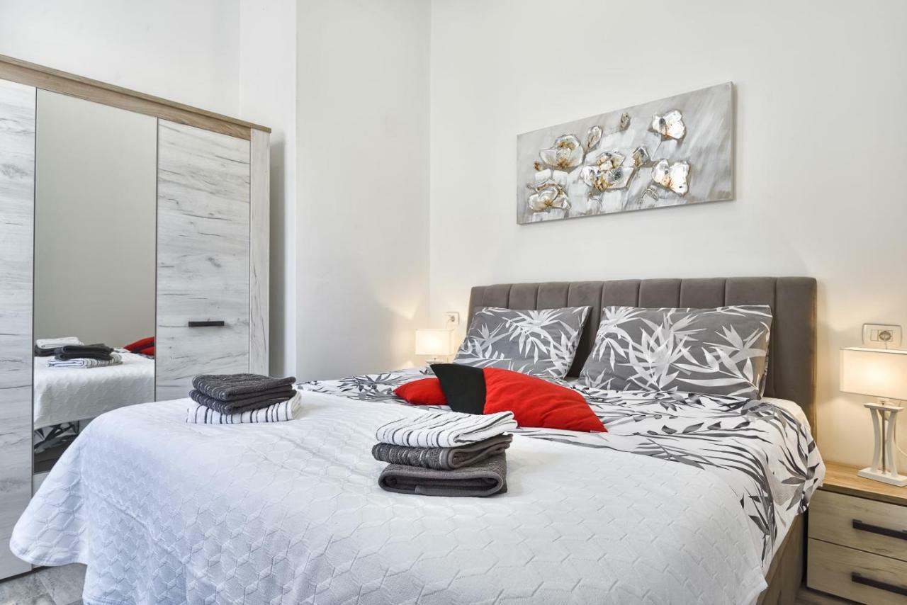 Apartment 20M From Arena Pula Buitenkant foto