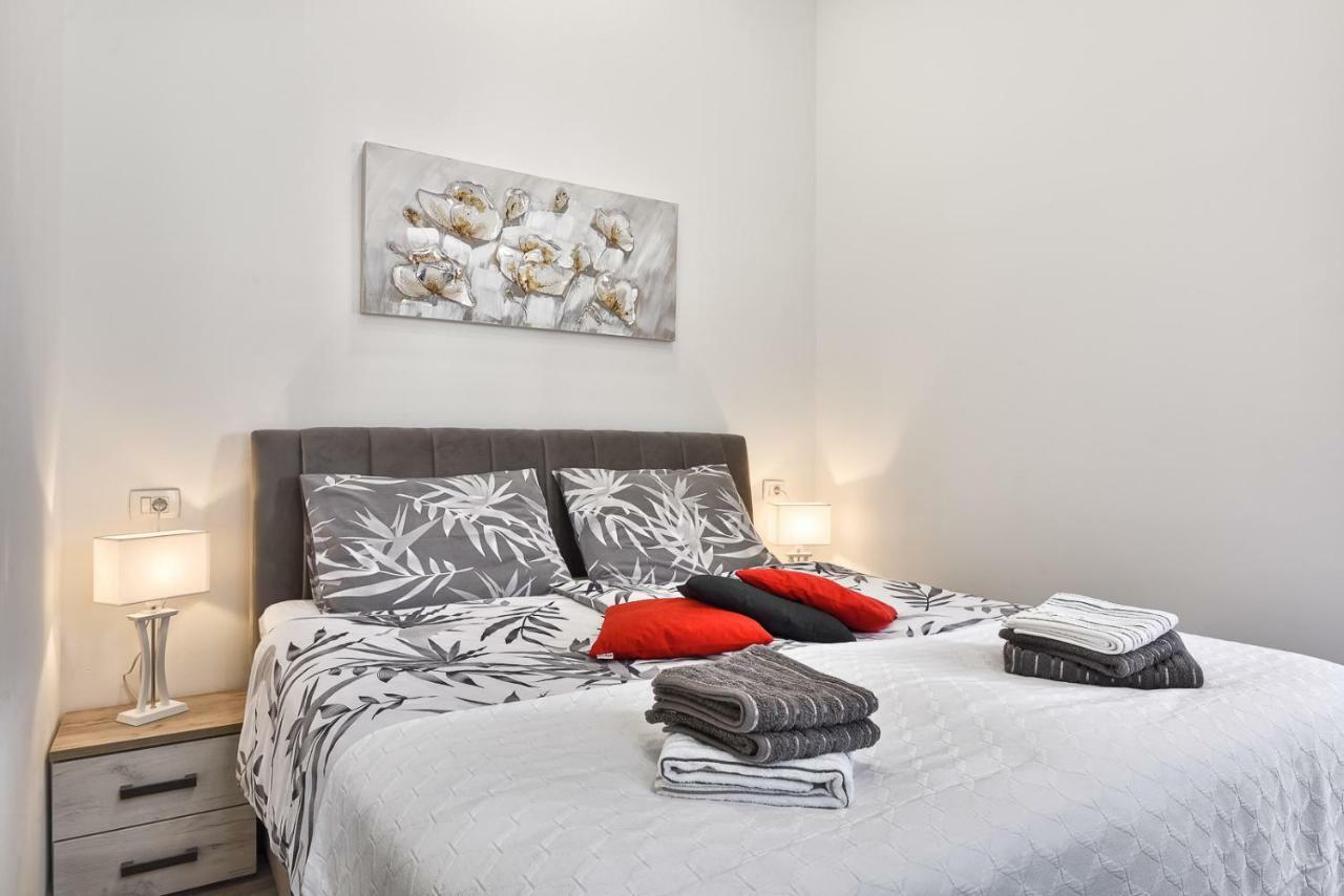 Apartment 20M From Arena Pula Buitenkant foto