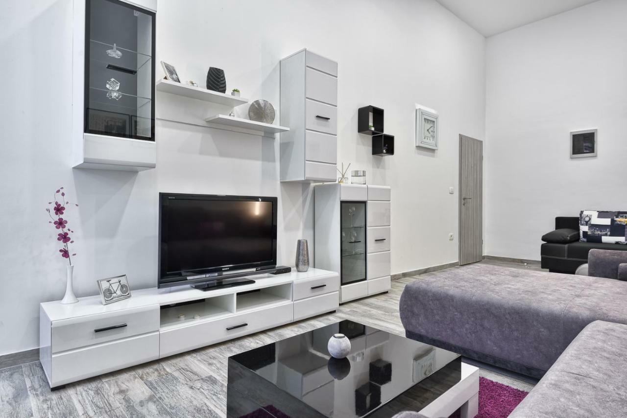 Apartment 20M From Arena Pula Buitenkant foto
